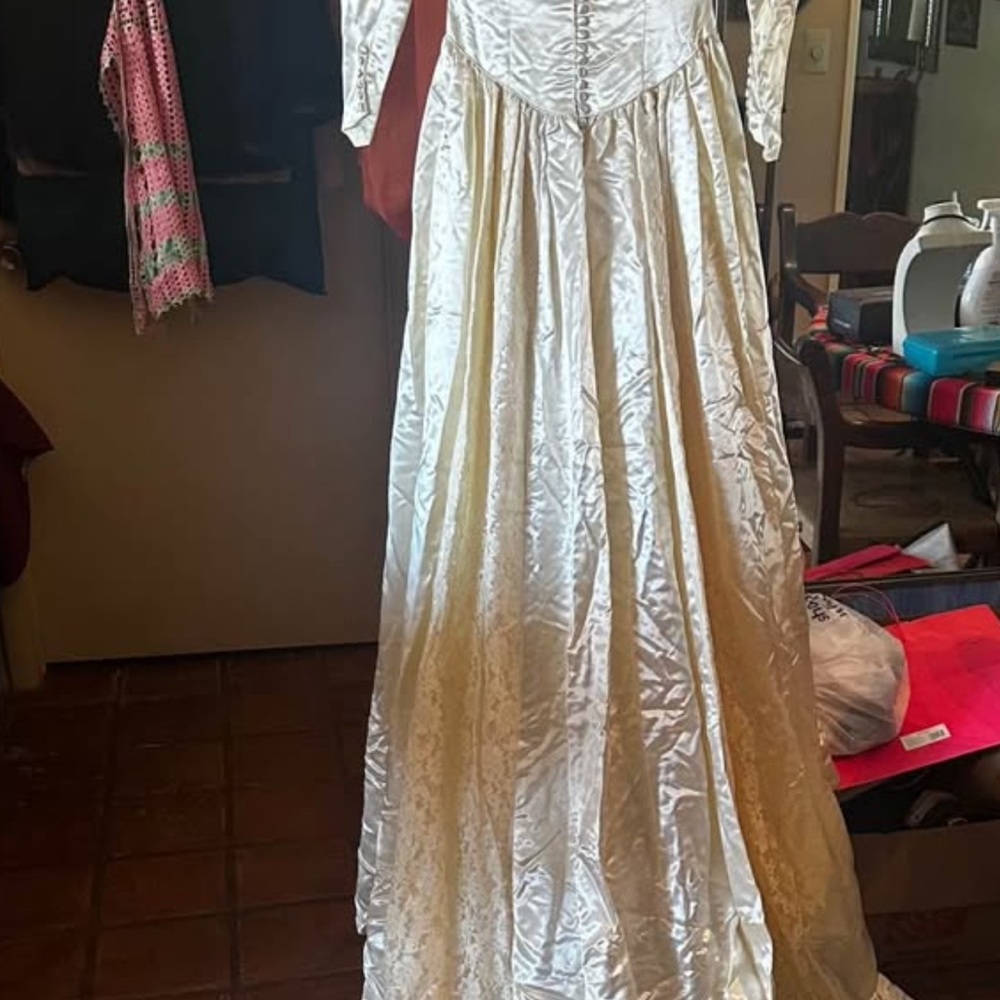 Satin & Lace Vintage Wedding Gown - Picture 9 of 10